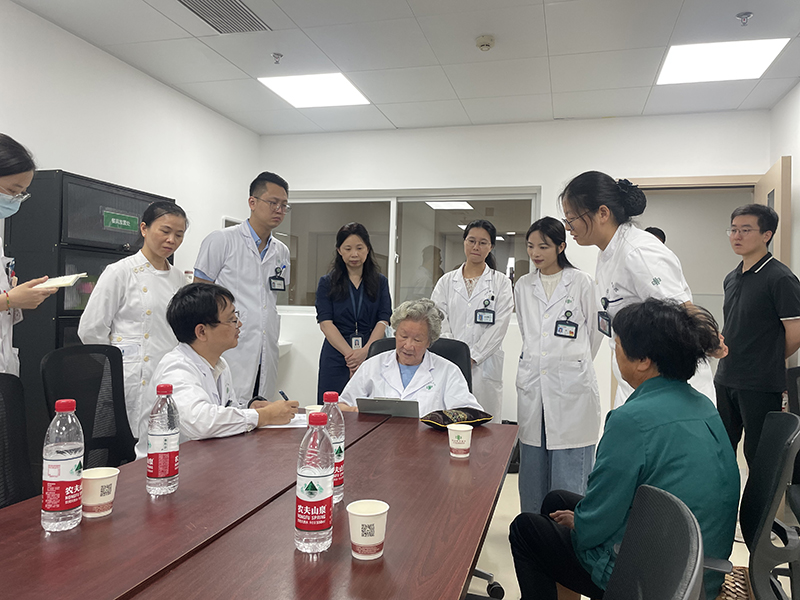 我国眼科国医大师廖品正教授的指导
